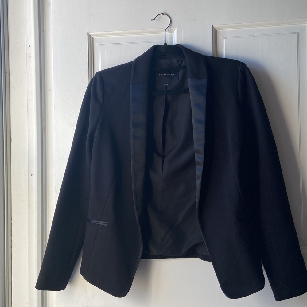 Woman’s  Black Banana Republic Satin Trim Blazer  Size 2